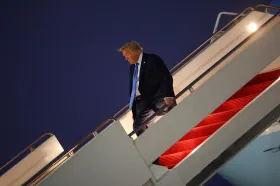 Trump se přiklání k úderu na Írán, ten vyslal další rakety