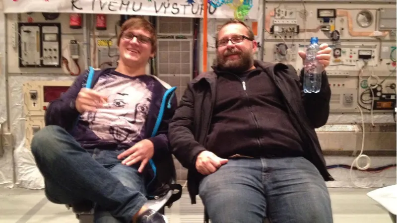 Jan Bártek a Tomáš Baldýnský při natáčení seriálu Kosmo (na snímku pořízeném tzv. bifokálním objektivem)