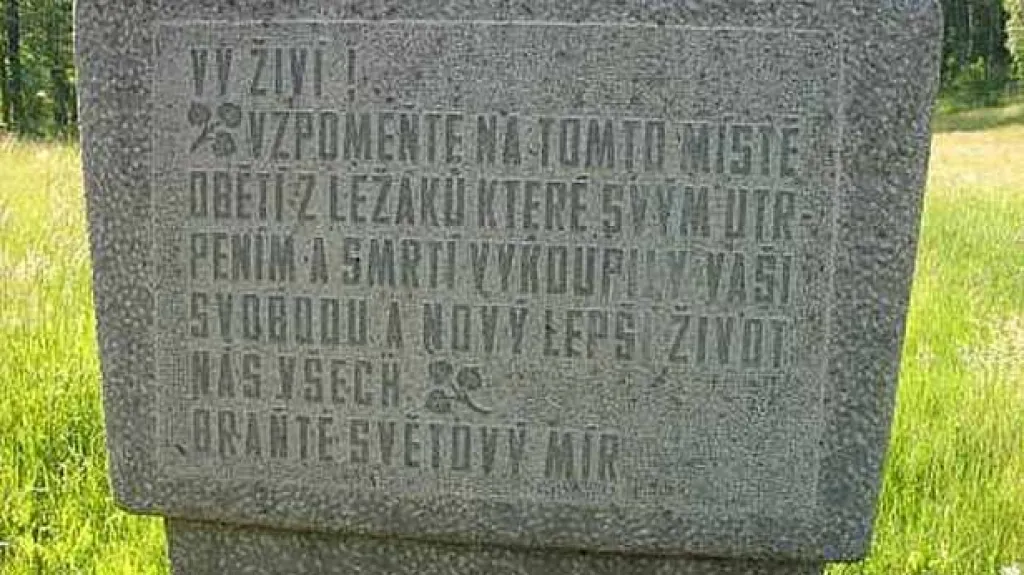 Pomník v místech osady Ležáky