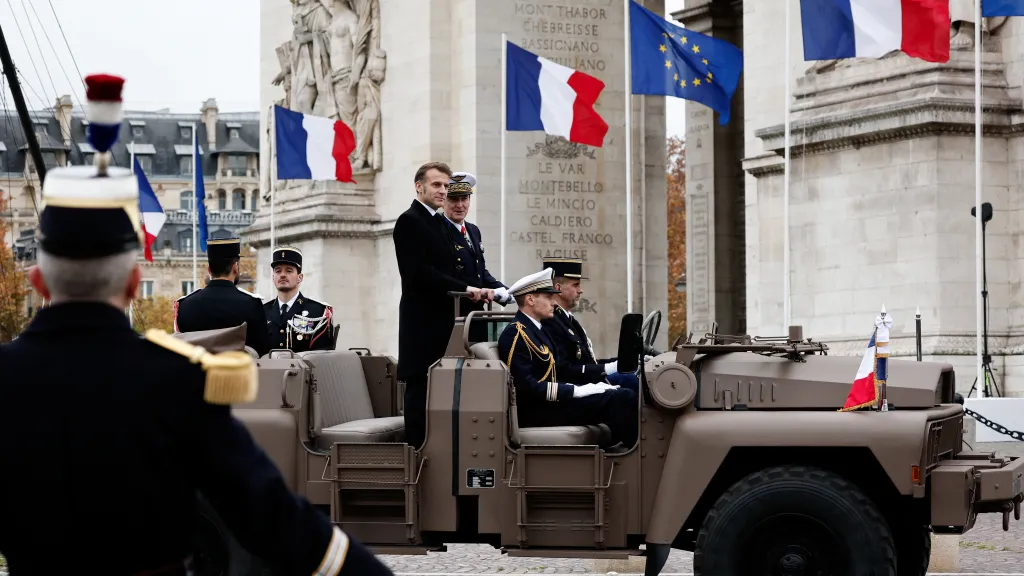 Francouzský prezident Emmanuel Macron se účastní pietního aktu v rámci Dne válečných veteránů v Paříži