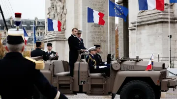 Francouzský prezident Emmanuel Macron se účastní pietního aktu v rámci Dne válečných veteránů v Paříži