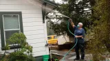 Žena ochlazuje svůj dům v Glen Ellen