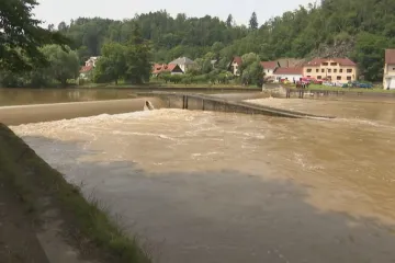 U Českého Šternberka se převrátila loď s vodáky, dva lidé zemřeli