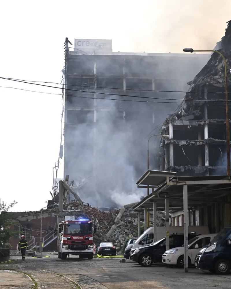 Situace u hořící budovy ve Zlíně se oproti pátku výrazně zlepšila