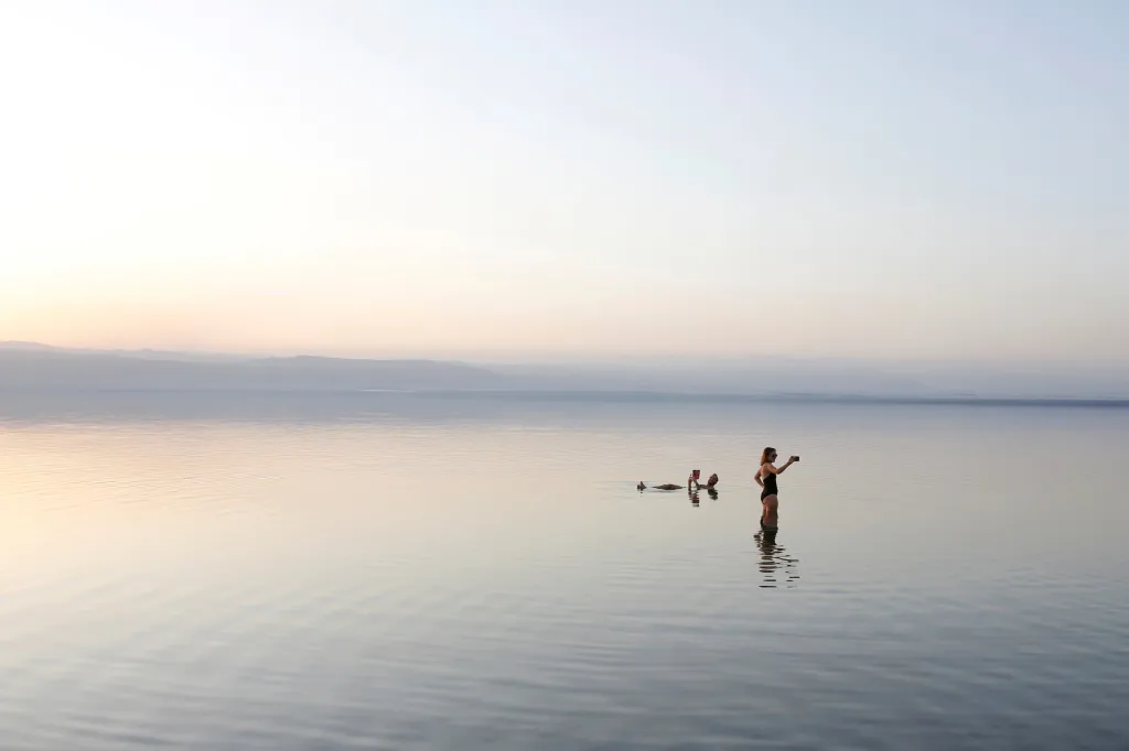 Lidé plavou v Mrtvém moři poblíž Ammánu v Jordánsku