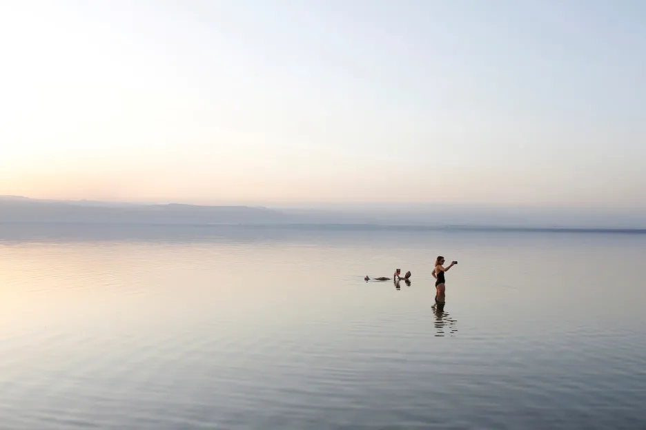 Lidé plavou v Mrtvém moři poblíž Ammánu v Jordánsku