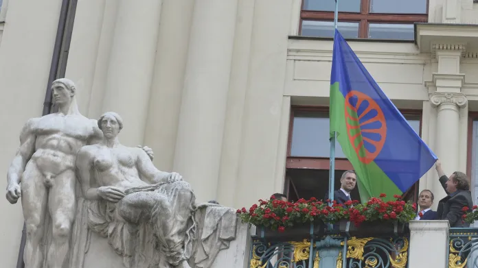 Romský holocaust připomíná i romská vlajka vyvěšená na budově Nové radnice v Praze