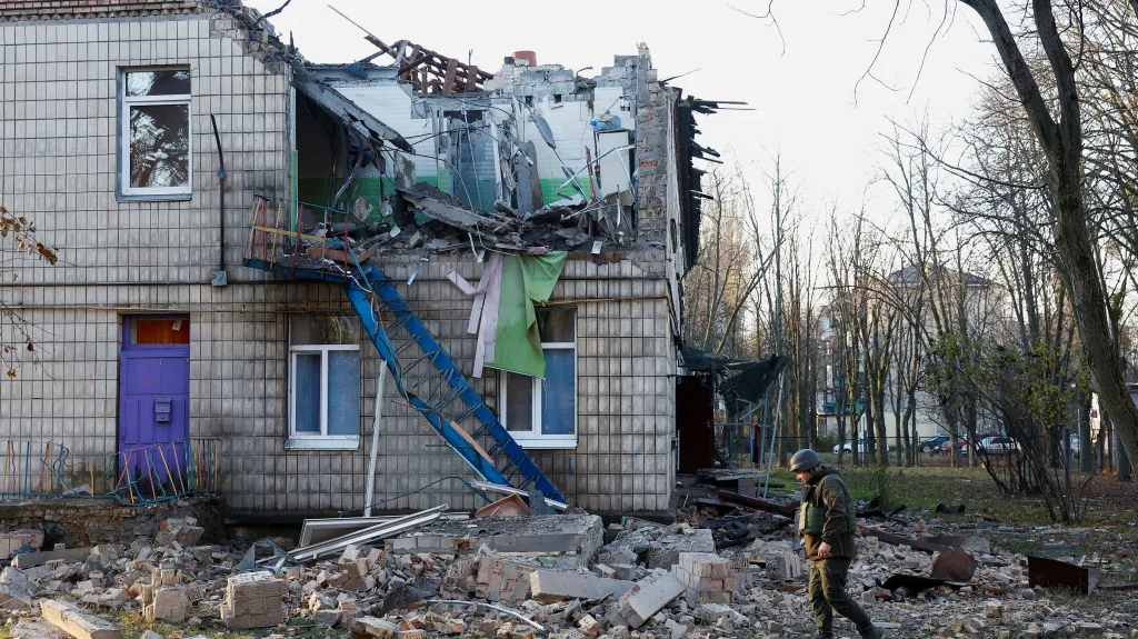 Ruský dronový útok poškodil v Kyjevě i budovu školky
