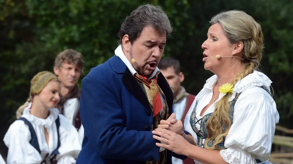 Tenor Tomáš Černý v roli Lukáše a soprán Helena Kaupová v roli Vendulky v představení opery Hubička