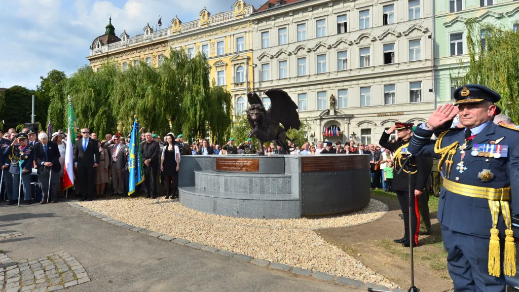 Památník československým letcům na pražském Klárově