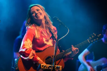 Míň obezřetnosti, radí Aneta Langerová svému mladšímu já a ohlíží se za dvacetiletím na scéně