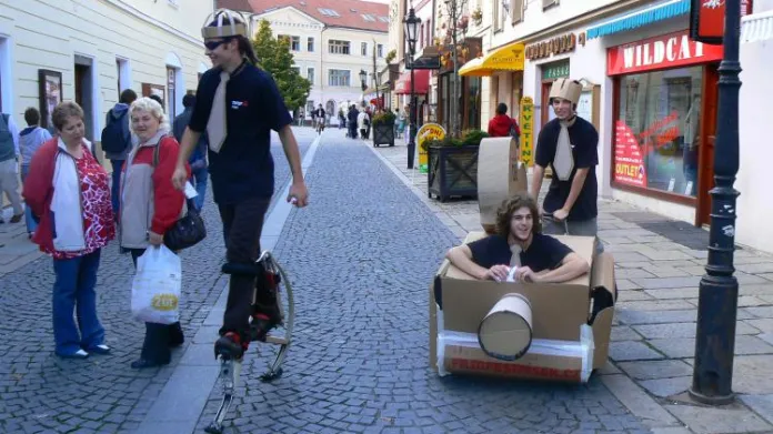 Mezinárodní festival studentských filmů 2008 se nesl v duchu hravosti a krabicové inspirace.