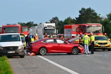 D2 u Hustopečí uzavřela hromadná nehoda. Zemřeli dva silničáři, další lidé jsou zranění