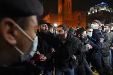 Deset tisíc lidí demonstrovalo v Jerevanu, volají po demisi premiéra