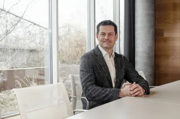 Nejbohatším Čechem byl loni Kellner. Na druhé místo se podle Forbesu posunul Komárek