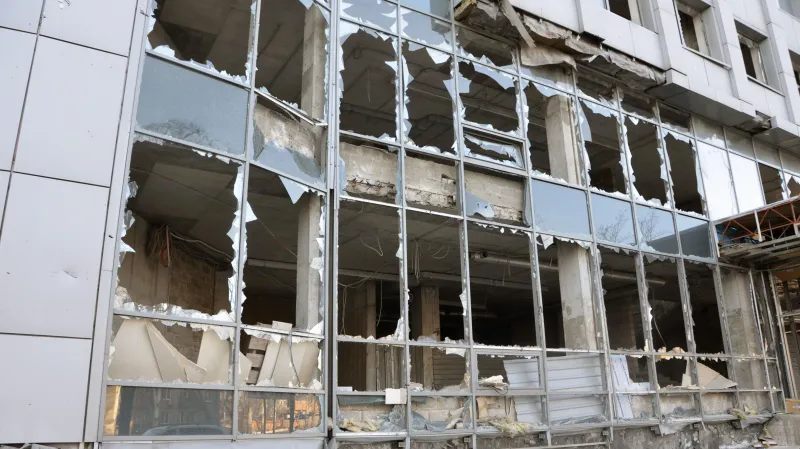 Vybombardovaný dům v Doněcku