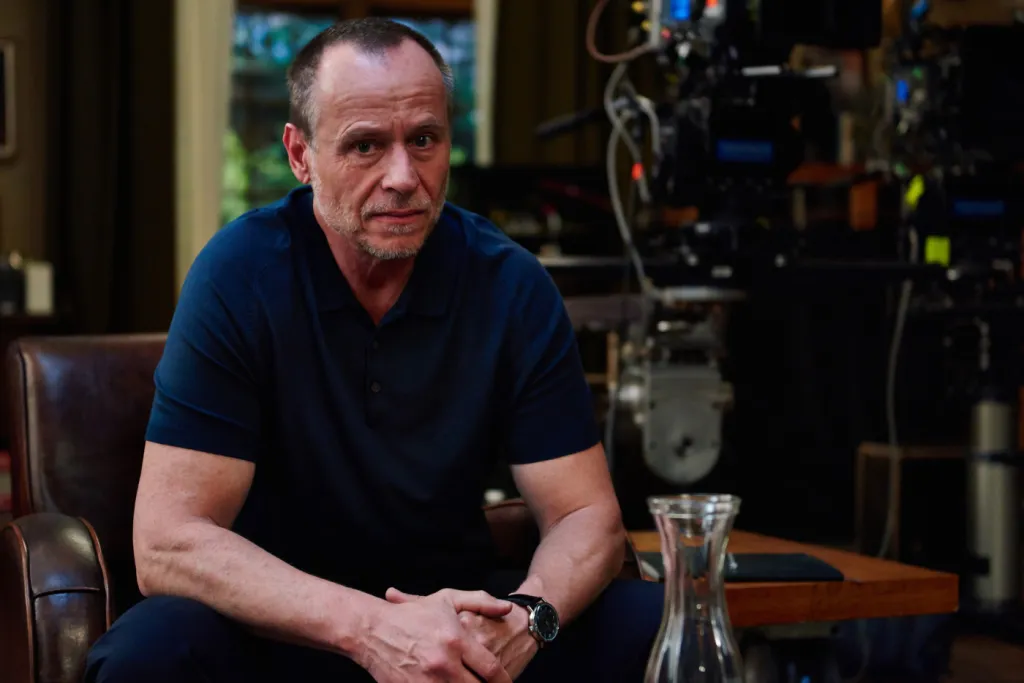 Terapie je původně izraelským seriálem. Sezení terapeuta s jeho klienty následně natočily televizní produkce od Japonska přes Itálii či Portugalsko po země Jižní Ameriky. V Česku konzultace nabízel Karel Roden