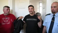 Ladislav Vrabel (uprostřed) u Městského soudu v Praze v roce 2023