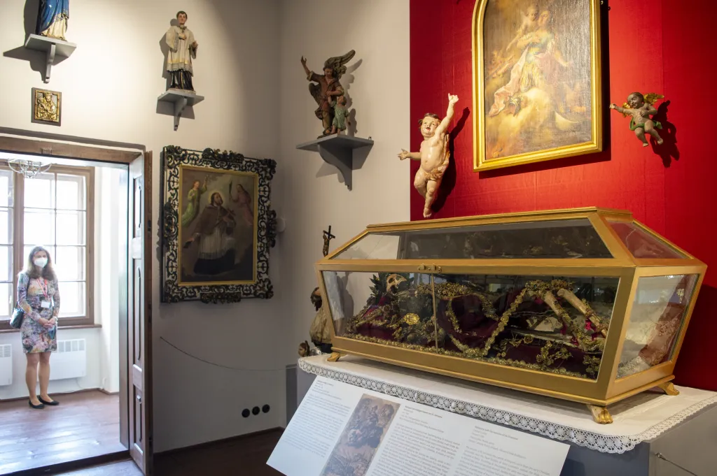 Obnovené jsou renesanční stropy, secesní výmalby, dřevěný strop i fasády. Podařilo se zrestaurovat 356 předmětů