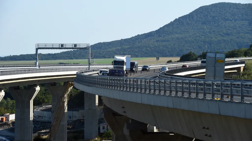 Prackovická estakáda: Vpravo se jezdí obousměrně, vlevo vůbec