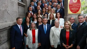 Představitelé turecké opoziční strany Yeni Parti