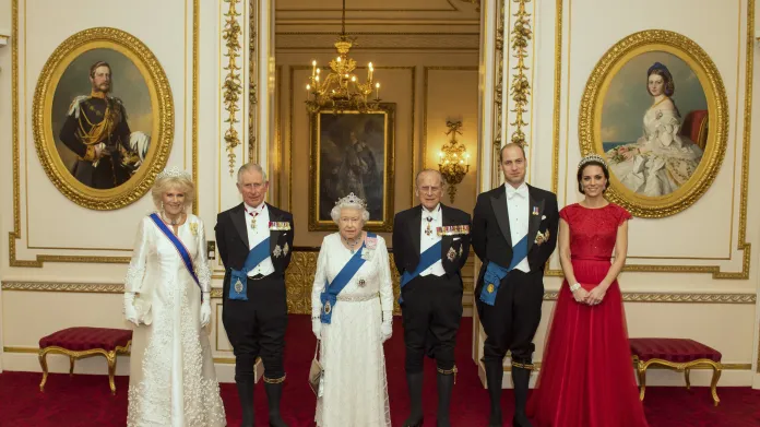 Členové královské rodiny na recepci s diplomaty (prosinec 2016)