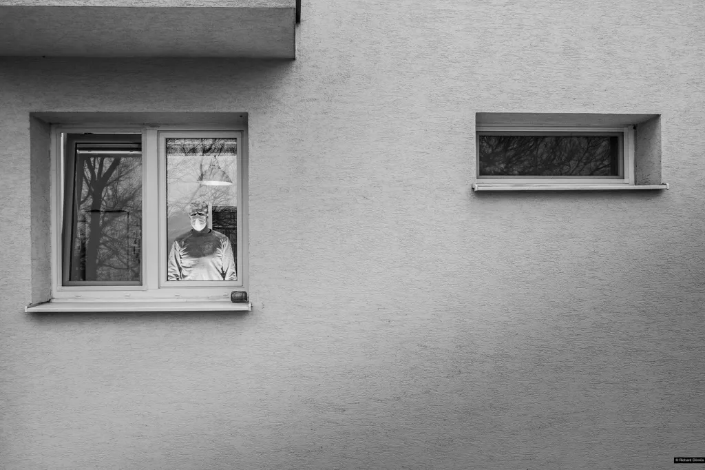 Snímek ze série Karanténa nominované v kategorii portrét, Richard Dömös. Série zprostředkovává pocity fotografa během návštěv nejbližších v období karantény