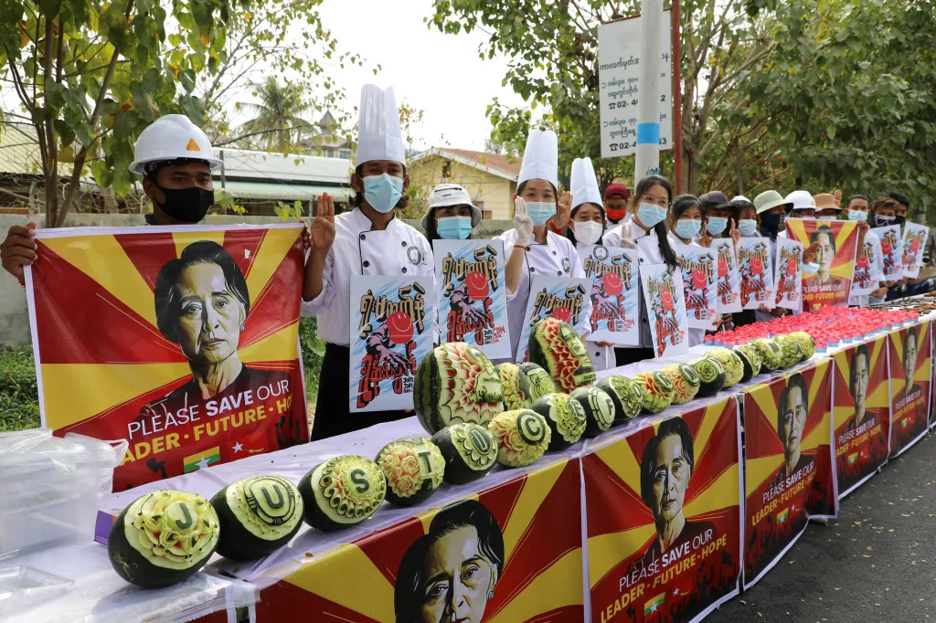 I druhé největší město země, Mandalaj, zažívá demonstrace. Lidé na snímku se rozhodli podpořit zatčené politiky originálně, vyřezanými melouny