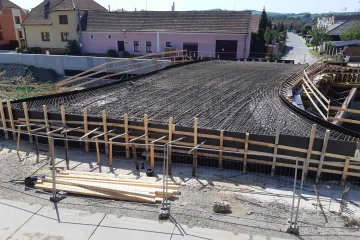 V Kunovicích budují protipovodňová opatření. Přes Olšavu povede nový most