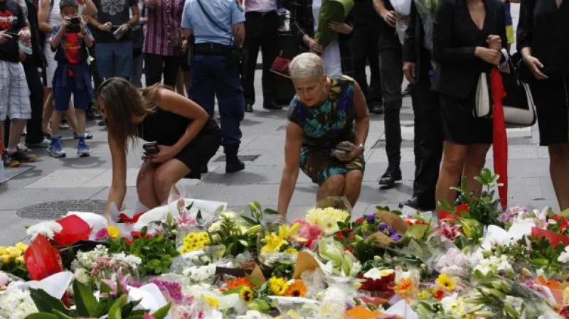 V Sydney začalo vyšetřování, lidé nosí květiny na místo tragédie