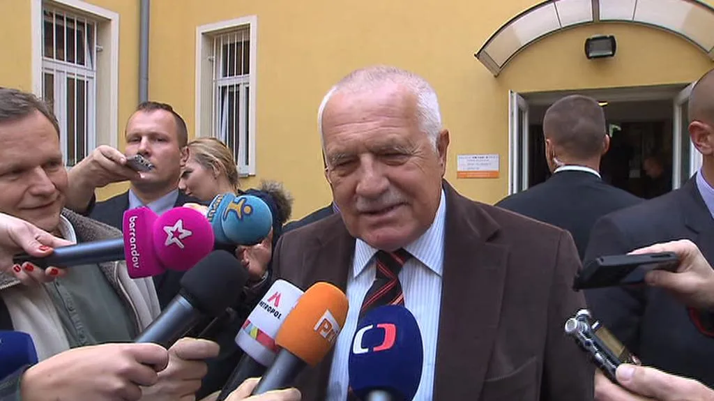 Václav Klaus po odevzdání hlasu na Praze 8