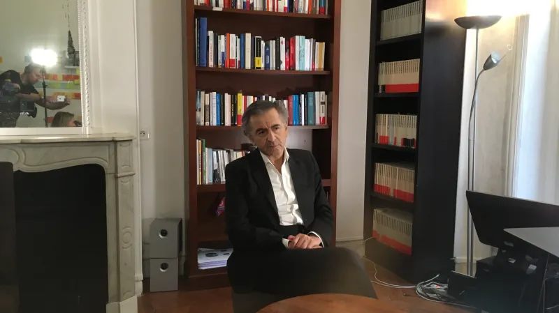 Bernard-Henri Levy při natáčení dokumentu o Milanu Kunderovi