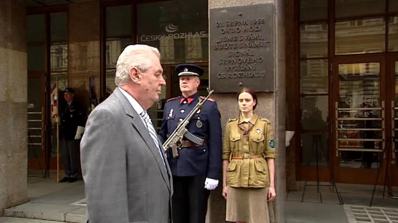 Kladení věnců u budovy rozhlasu