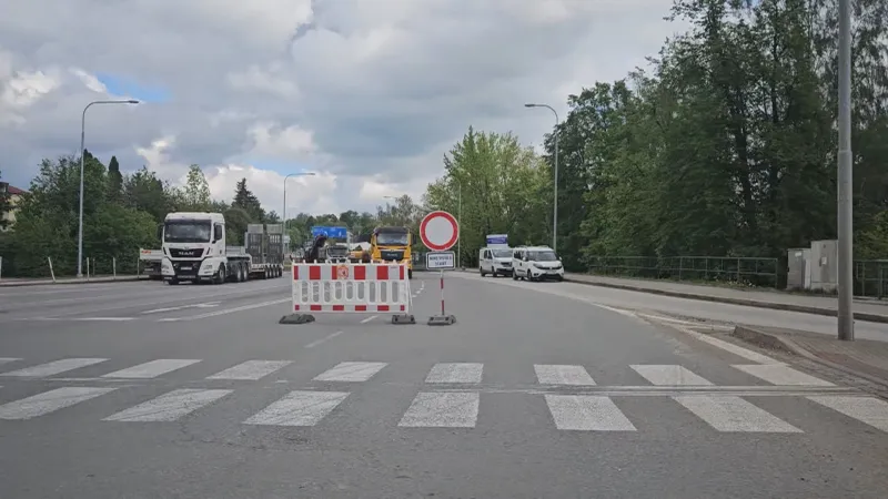 Uzavírka mostu v Havlíčkově Brodě komplikuje dopravu. Přestavba souvisí s Dukovany