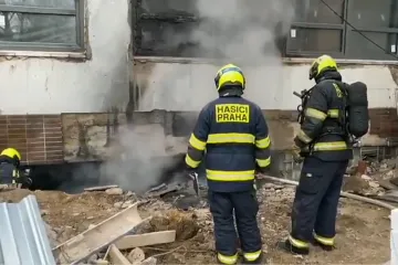 Na pražském Barrandově hořelo. Hasiči likvidovali požár u filmových ateliérů