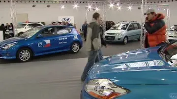 Auta jsou nejlevnější od února minulého roku
