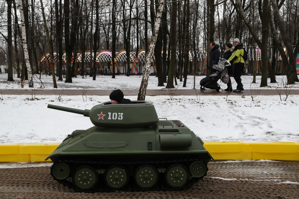 Malý chlapec řídí minimodel sovětského tanku T-34. Zmenšenina slouží jako atrakce v parku Sokolniki v Moskvě