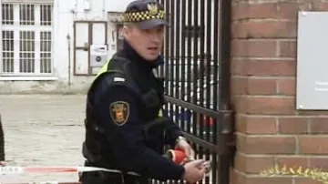 Polský policista před sídlem PiS v Lodži