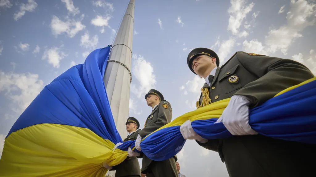 Ukrajinská armáda při ceremoniálu Dne vlajky