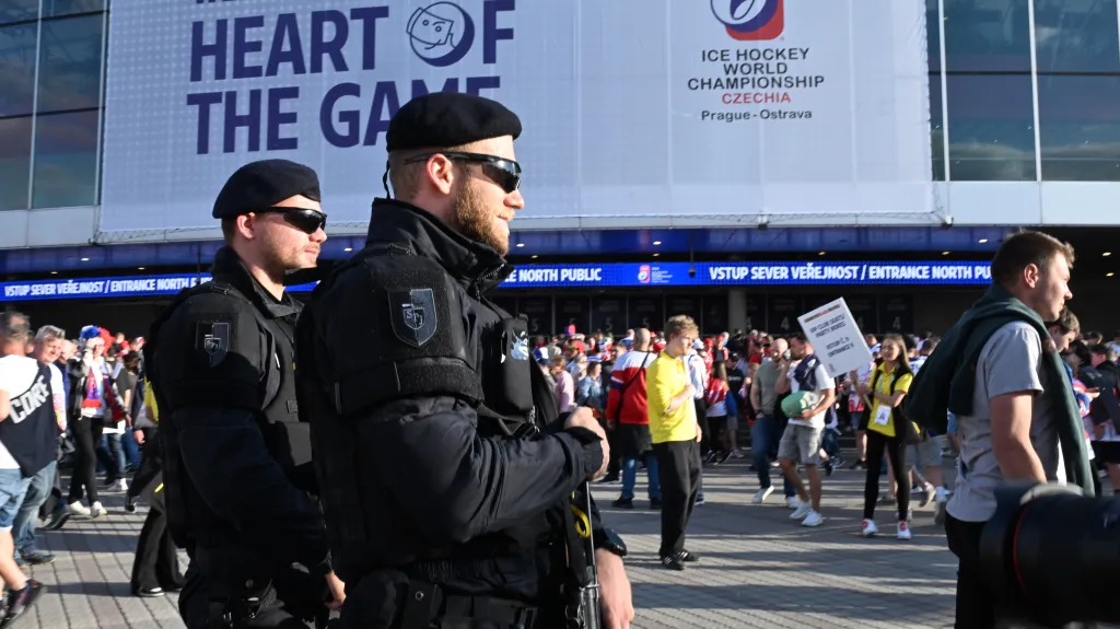 Policisté u hokejového stadionu v Praze