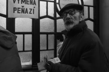 Rozdělení Československa završila před 25 lety měnová odluka. Na bankovky se lepily kolky