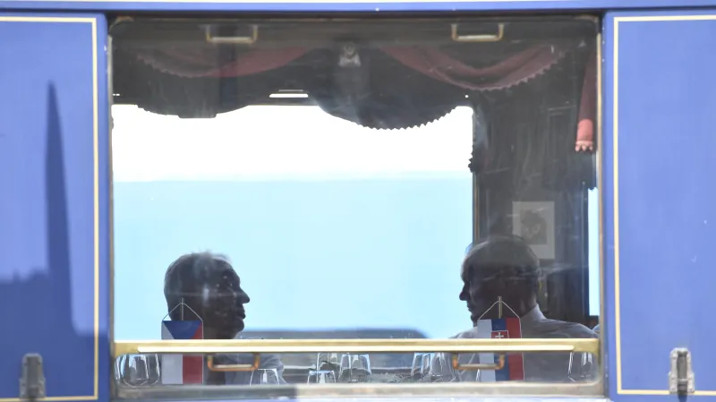 Miloš Zeman a Andrej Kiska v historickém vlaku