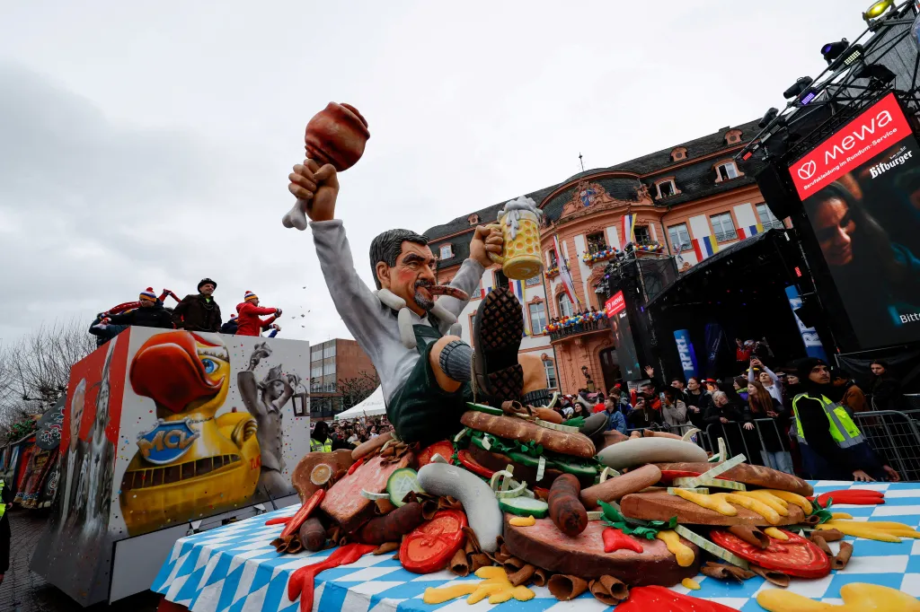 Karnevalový vůz zobrazuje bavorského ministerského předsedu Markuse Södera