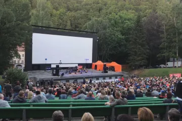Karlovarské letní kino pamatuje hollywoodské hvězdy, už léta však chátrá. O jeho osudu by mohlo být referendum