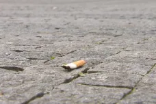 Nedopalky patří do koše. Města za jejich úklid ušetří i miliony díky systému, kam povinně přispívají výrobci cigaret