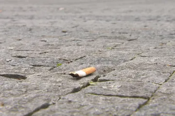 Nedopalky patří do koše. Města za jejich úklid ušetří i miliony díky systému, kam povinně přispívají výrobci cigaret