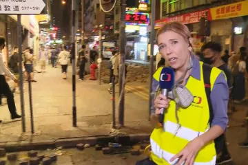 Zpravodajka ČT musela v Hongkongu v živém vstupu prchat před gumovými projektily