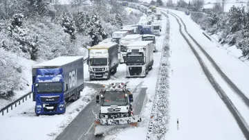Uvázlé kamiony na silnici I. třídy mezi Libercem a Turnovem čekají na odklizení sněhu