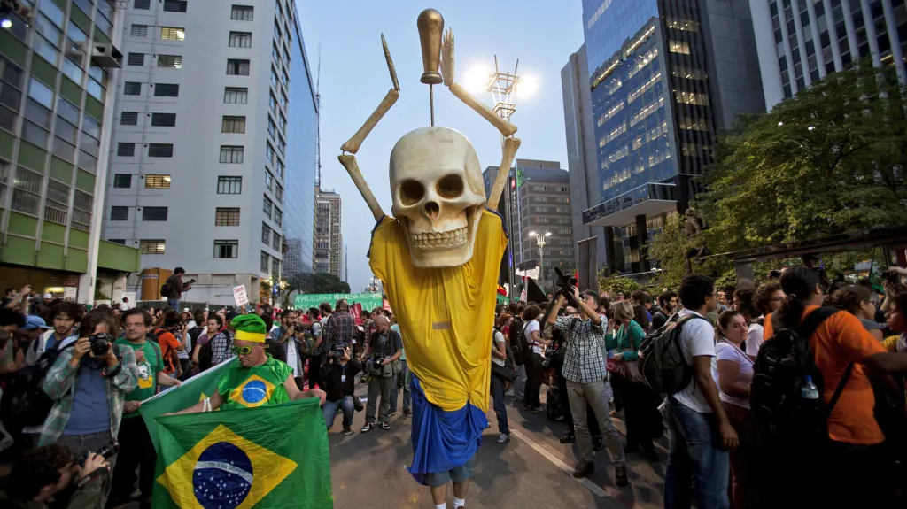 Protesty proti konání fotbalového šampionátu v Brazílii
