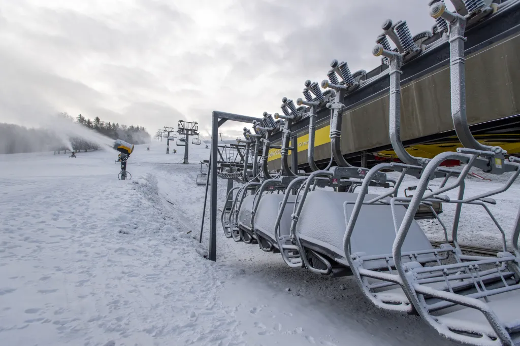 Skiareál Deštné v Orlických horách na Rychnovsku postupně zasněžuje sjezdovky před zahájením sezony